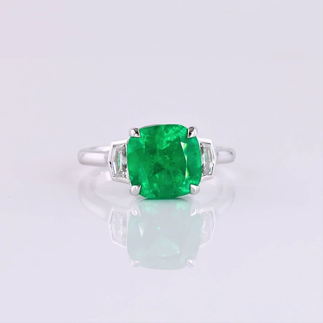 LAB-GROWN 0.39 CT. SQUARE CUSHION GREEN EMERALD DIAMOND 14K WG THREE STONES RING: LAB-GROWN 0.39 CT. SQUARE CUSHION GREEN EMERALD DIAMOND 14K WG THREE STONES RING Title: High-quality Brand-New Echo Friendly Elegant Lab-Grown 0.39 Carat Square Cushion Brilliant Green Emerald-VS2 Dia