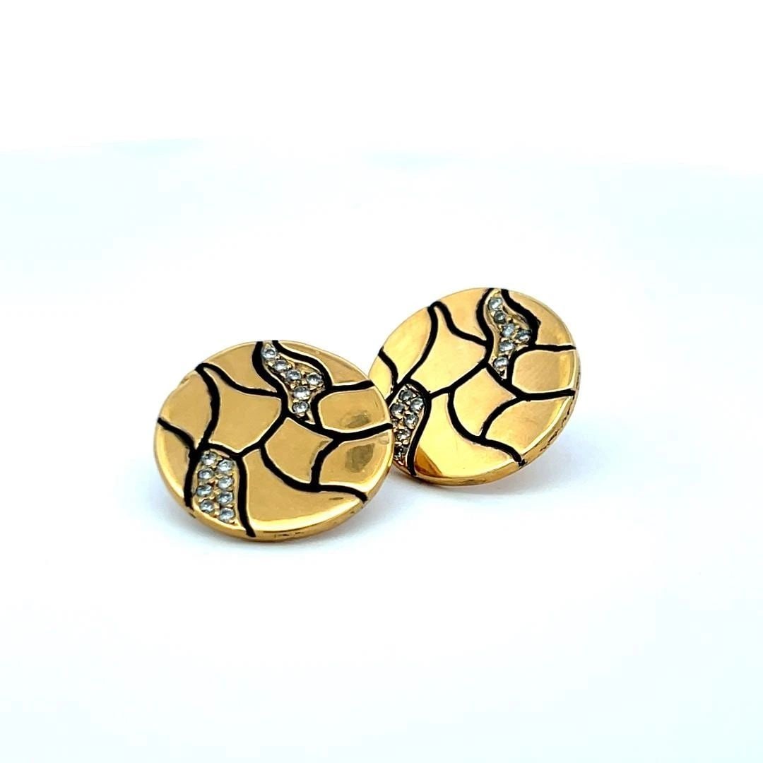VINTAGE 18K YELLOW GOLD STUD EARRINGS WITH 0.28 CARAT ROUND G-VS DIAMONDS: VINTAGE 18K YELLOW GOLD STUD EARRINGS WITH 0.28 CARAT ROUND G-VS DIAMONDS Video: Video Link Detailed Description: In the golden embrace of timeless elegance, these vintage stud earrings captivate the 