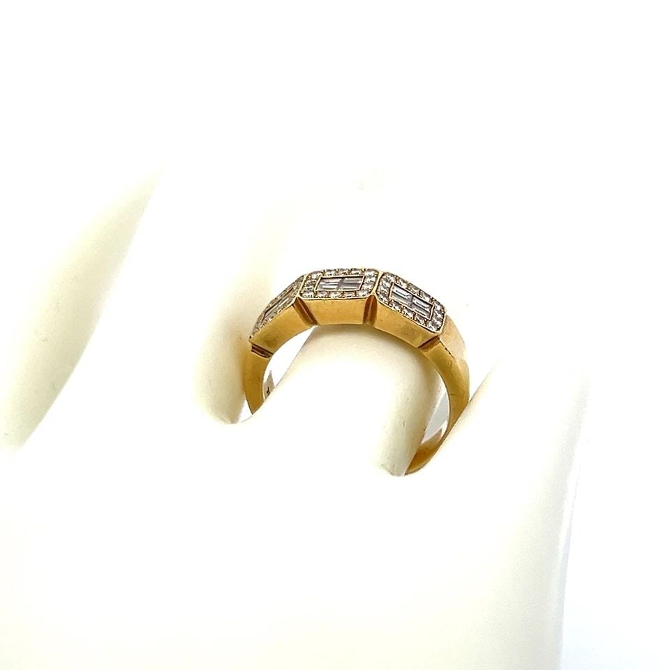 0.78 CARAT ROUND BRILLIANT AND EMERALD CUT DIAMOND 18K YELLOW GOLD BAND RING (1 of 1)