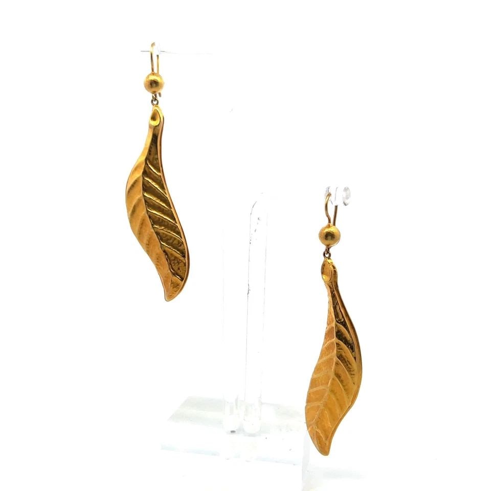 IALAOONIS VINTAGE 18 KARAT YELLOW GOLD DANGLING LEAF EARRINGS 7.89 GRAMS: IALAOONIS VINTAGE 18 KARAT YELLOW GOLD DANGLING LEAF EARRINGS 7.89 GRAMS Designer: lalaoonis Detailed Description: Elevate your look with these striking vintage leaf earrings from designer Lalaoonis. 