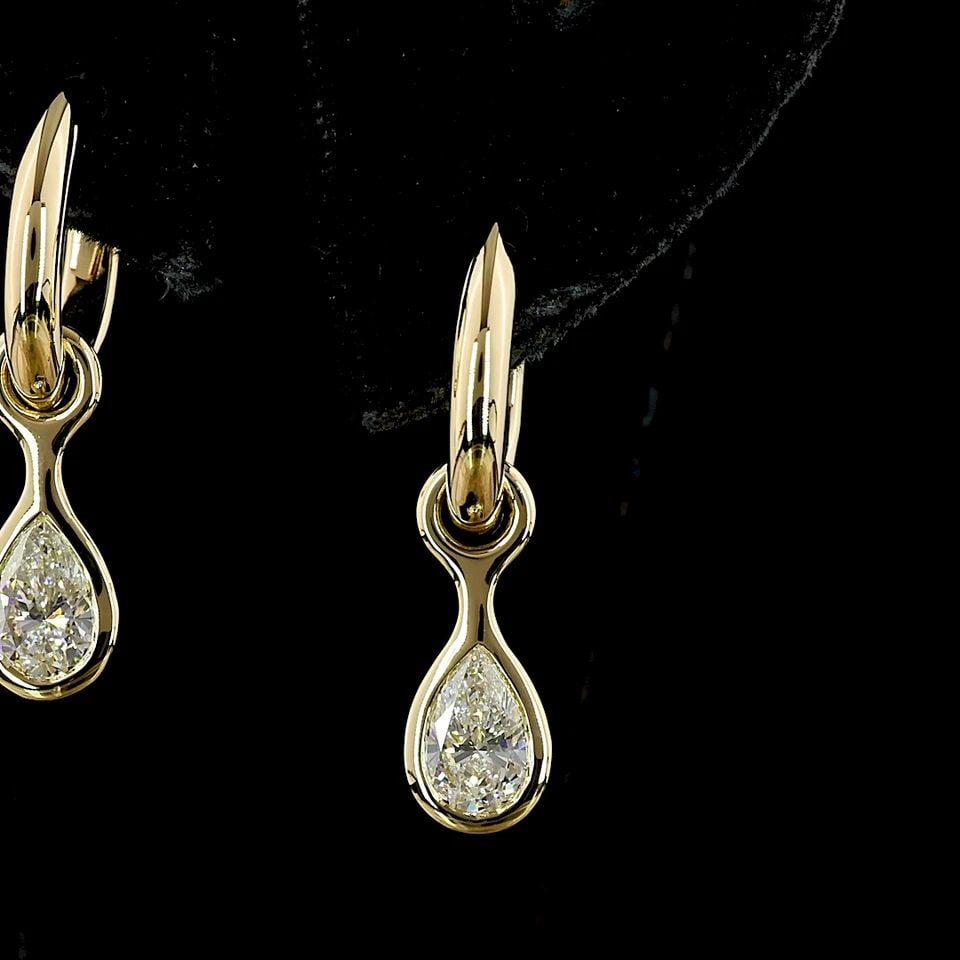 LAB-GROWN 1.09 CARAT PEAR E-F-VS DIAMOND 14K YELLOW GOLD HANGING EARRINGS: LAB-GROWN 1.09 CARAT PEAR E-F-VS DIAMOND 14K YELLOW GOLD HANGING EARRINGS Title: High-quality Brand-New Echo Friendly Elegant Lab-Grown 1.09 Carat Pear E-F-VS Diamond 14K Yellow Gold Hanging Earrings 