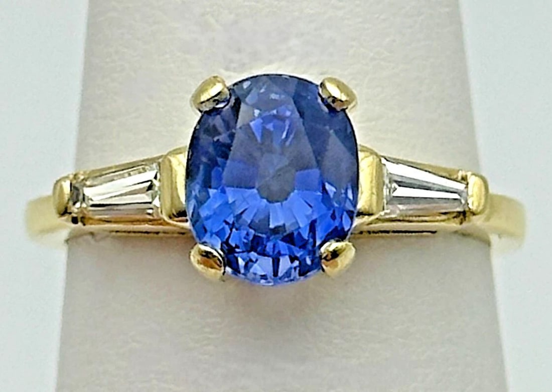 18K GOLD RING, 2.85CT NATURAL SAPPHIRE, 0.30CTS OF DIAMONDS ( SIZE: 7.5 ) 5.1G: 18K GOLD RING WITH A 2.85CT NATURAL SAPPHIRE AND 0.30CTS OF DIAMONDS SIZE: 7.5 18k Gold Ring with Natural Sapphire and 0.30cts of Diamond Condition: Used Material: 18k Yellow Gold Ring Size: 7.5 Weigh