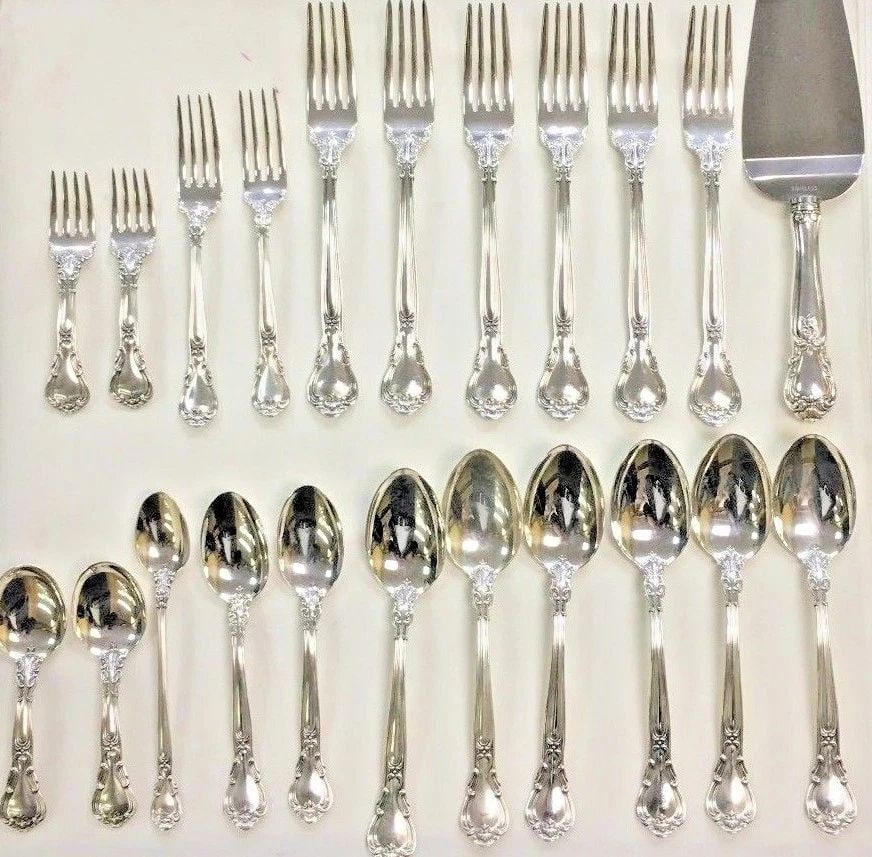 GORHAM STERLING (18) PIECE SET 845.2 GRAMS: GORHAM STERLING (18) PIECE SET Gorham Sterling (18) piece set You are bidding on a vintage Gorham Sterling (18) piece set. There are few minor scratches on the set from normal wear and tear, it is in 