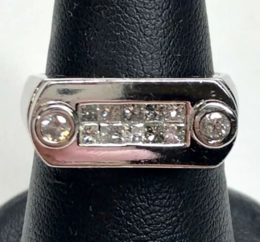 14K WHITE GOLD RING, 0.67CTS OF DIAMONDS ( SIZE: 6.5 ) 10.2G: UNISEX 14K WHITE GOLD RING WITH DIAMONDS NEW unisex 14k White Gold Ring with Diamonds NEW You are bidding on a new with defects 14k White Gold with Diamonds. The ring has minor scuffs and scratches fr
