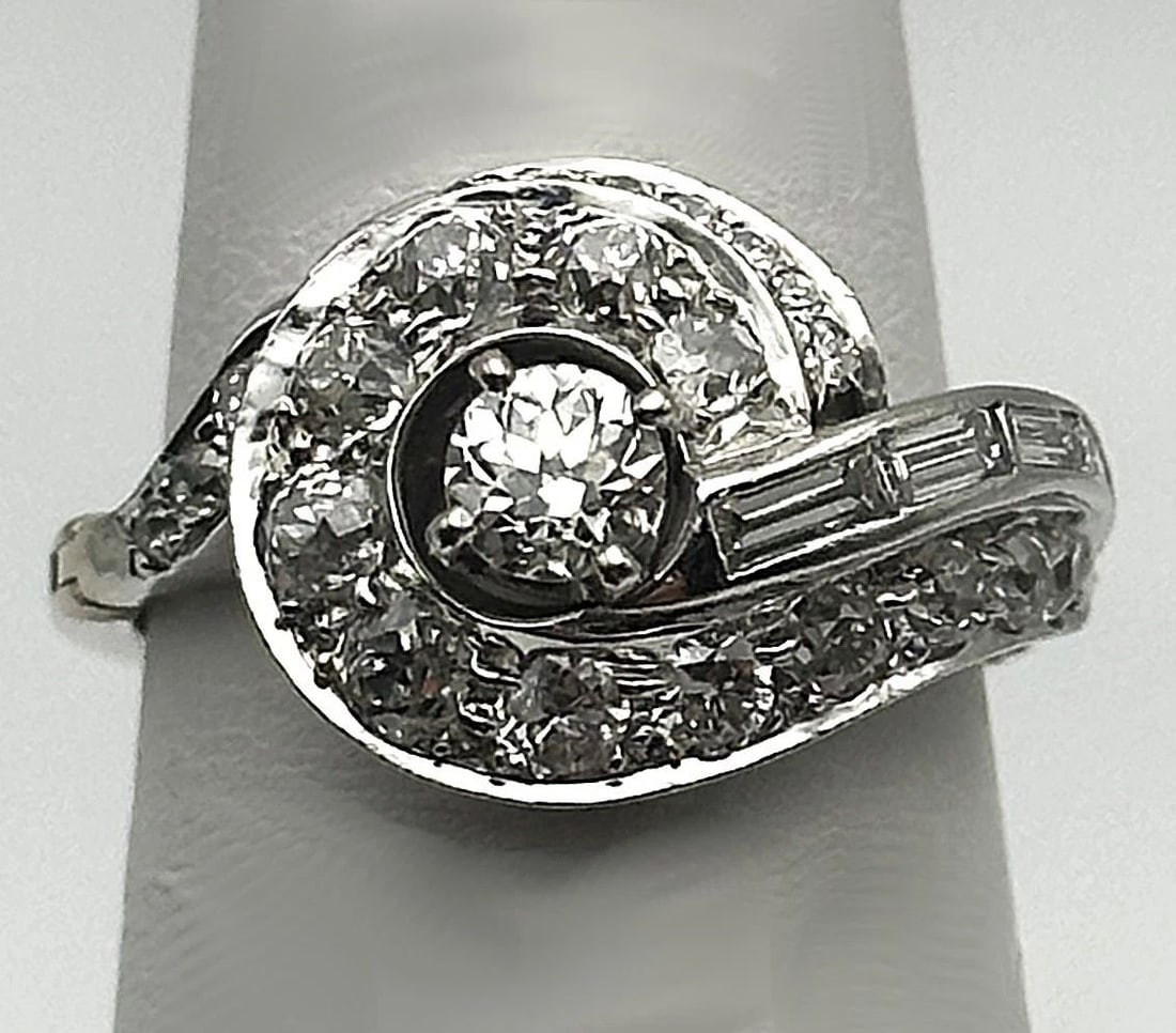 14K WHITE GOLD RING, 1.5CTW DIAMONDS AND HINGED OPEN SHANK ( SIZE: 6.25 ) 6.3G: 14K WHITE GOLD RING WITH DIAMONDS AND HINGED OPEN BACK (SIZE: 6.25) 14k White Gold Ring with Diamonds and hinged open back You are bidding on a 14k White Gold Ring with Diamonds and hinged open back. 