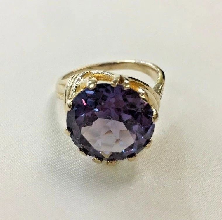 14K YELLOW GOLD RING WITH LAB-CREATED COLOR CHANGE SAPPHIRE (SIZE 6.5) 7 GRAMS: 14K YELLOW GOLD RING WITH SYNTHETIC CORUNDUM SIZE 6.5 14k Yellow Gold Ring with Synthetic Corundum You are bidding on a 14k Yellow Gold Ring with Synthetic Corundum. The ring is in good condition, but