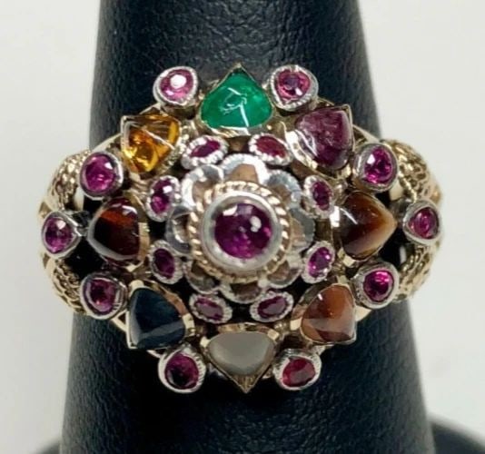VINTAGE 18K GOLD TWO TONE CLUSTER COCKTAIL STYLE RING ( SIZE: 6 ) 5.7G: VINTAGE 18K GOLD TWO TONE CLUSTER RING. SIZE 6 Vintage 18K Two Tone Cluster Ring. Size 6 You are bidding on a pre-owned Two Tone Cluster 18k Ring. The ring has minor scuffs and scratches from normal w