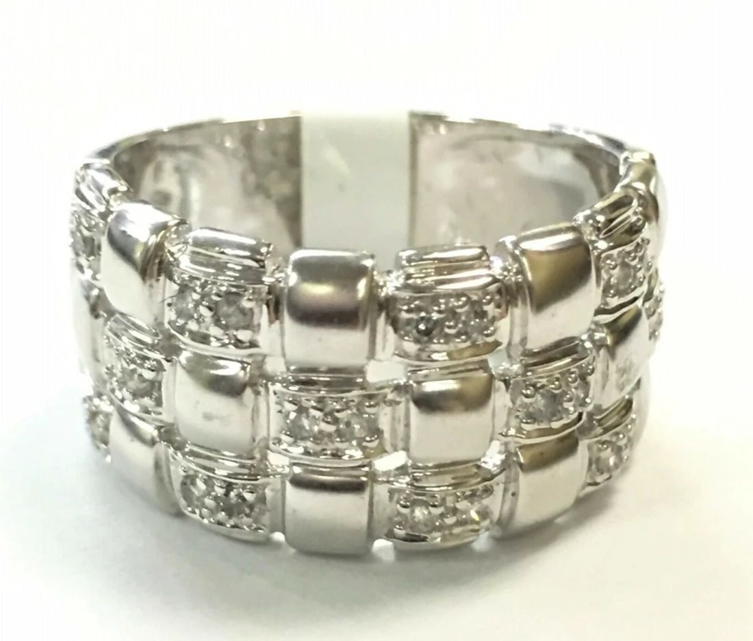 14K WHITE GOLD RING, 0.20CTS OF DIAMONDS, CHECKERBOARD DESIGN SIZE: 6.5 6.2G: WOMEN'S 14K WHITE GOLD RING WITH DIAMONDS, CHECKERBOARD DESIGN (SIZE: 6.5) 14k White Gold Ring with Diamonds, Checkerboard design You are bidding on a 14k White Gold Ring with Diamonds, Checkerboard d