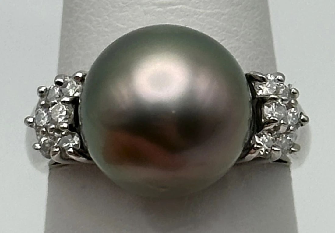 14K WHITE GOLD RING, 11MM GREY TAHITIAN PEARL, 0.25CTW DIAMONDS (SIZE 7.25) 6.7G: 14K WHITE GOLD RING WITH GREY TAHITIAN PEARL, 0.25CTS OF DIAMONDS SIZE: 7.25 14k White Gold Ring with Grey Tahitian Pearl, 0.25cts of Diamonds Condition: Used Material: 14k White Gold Ring Size: 7.25 