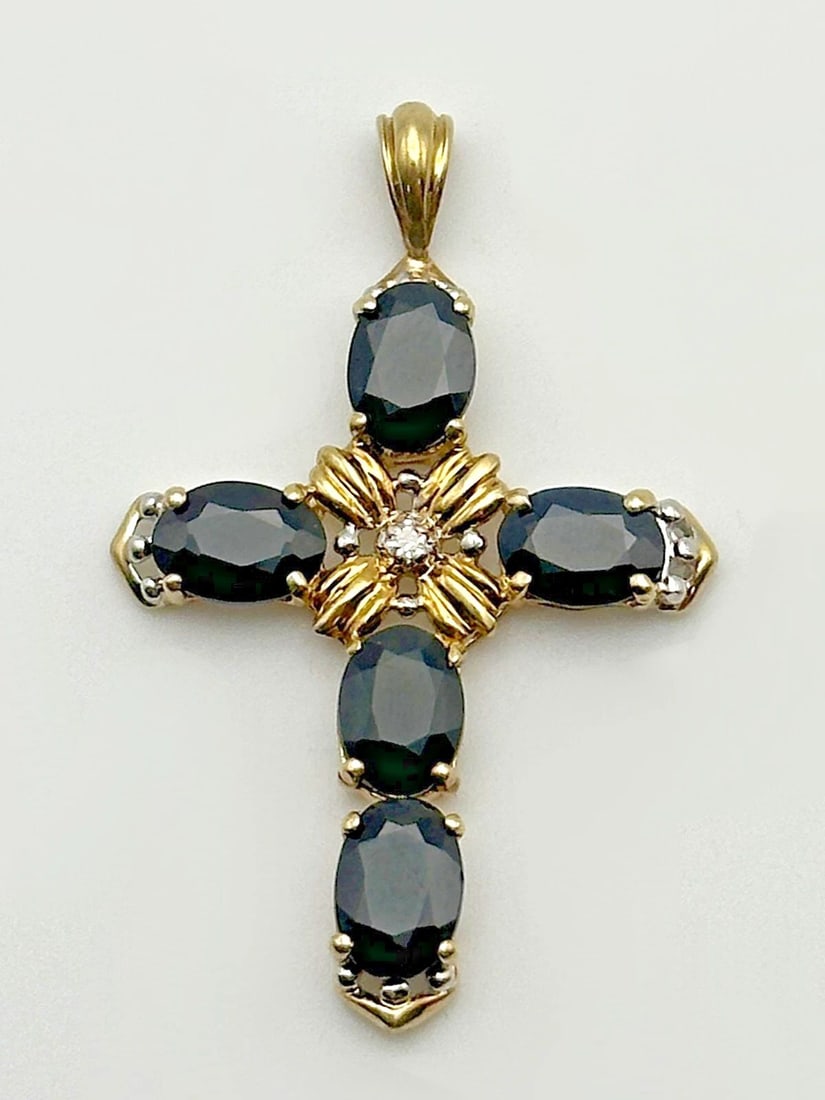 10K GOLD PENDANT WITH 5CTW DARK BLUE SAPPHIRES AND DIAMONDS 2.8 GRAM: 10K GOLD PENDANT WITH VERY DARK BLUE SAPPHIRES AND 0.01CTS OF DIAMONDS 2.8G 10k Gold Pendant with very Dark Blue Sapphires and 0.01cts of Diamonds Condition: Used, has been cleaned by our in house Jew
