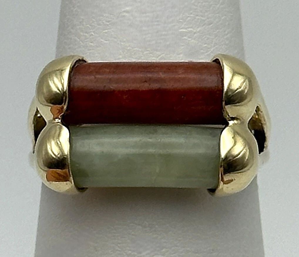 14K GOLD RING SET WITH GREEN & ORANGE JADE STONES (SIZE 7.25) 5 GRAMS: 14k Gold Ring set with Green & Orange Jade Stones Condition: Used, has been cleaned, green jade has a crack Material: 14k Yellow Gold Ring Size: 7.25 Weight: 5 grams Top Width: 11.3mm Bottom Width: 2.