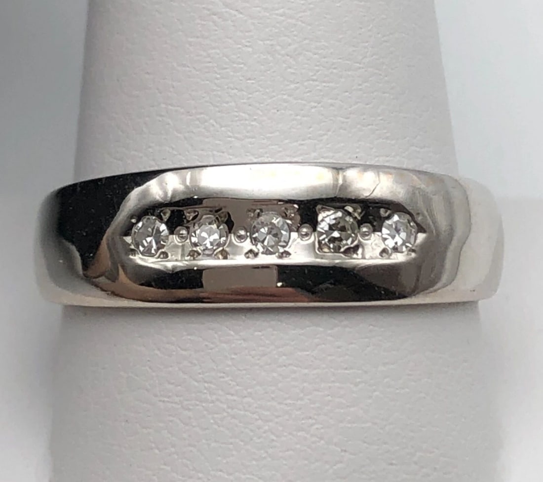 14K WHITE GOLD MEN'S RING/BAND WITH 0.15CTW DIAMONDS (SIZE 11.25) 5.1 GRAM: 14k White Gold Men's Ring / Band with 0.15cts of Diamonds Condition: Used, worn at some point Material: 14k White Gold Ring Size: 11.25 Weight: 5.1 grams Top Width: 6.8mm Bottom Width: 3.7mm Stone Inf