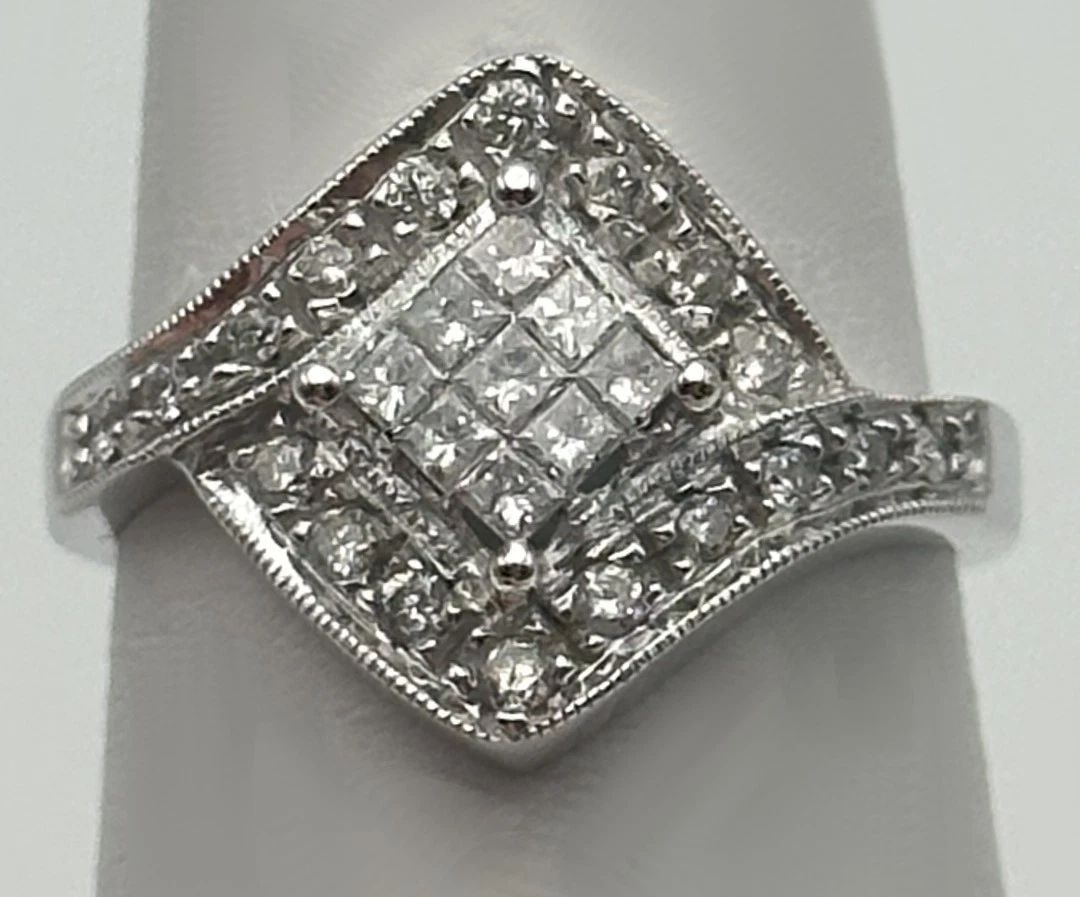 14K WHITE GOLD RING SQUARE HEAD SHAPED WITH 0.52CTS OF DIAMONDS SIZE: 7 4.1G: 14K WHITE GOLD RING WITH DIAMONDS (SIZE: 7) 14k White Gold Ring with Diamonds You are bidding on a 14k White Gold Ring with Diamonds. The Ring is new with original tag but has a few minor marks on it 