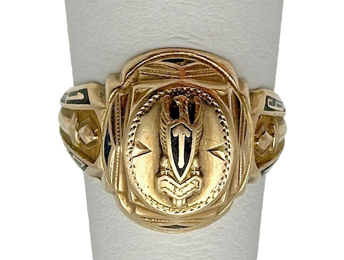 BALFOUR 10K YELLOW GOLD CLASS RING 1946 (SIZE 7) 6.7 GRAMS: Balfour 10k Yellow Gold Class Ring 1946 Condition: Used, has marks and scratches Material: 10k Yellow Gold Ring Size: 7 Weight: 6.7 grams Top Width: 15mm Bottom Width: 3.2mm Extra Info: Ring is from t