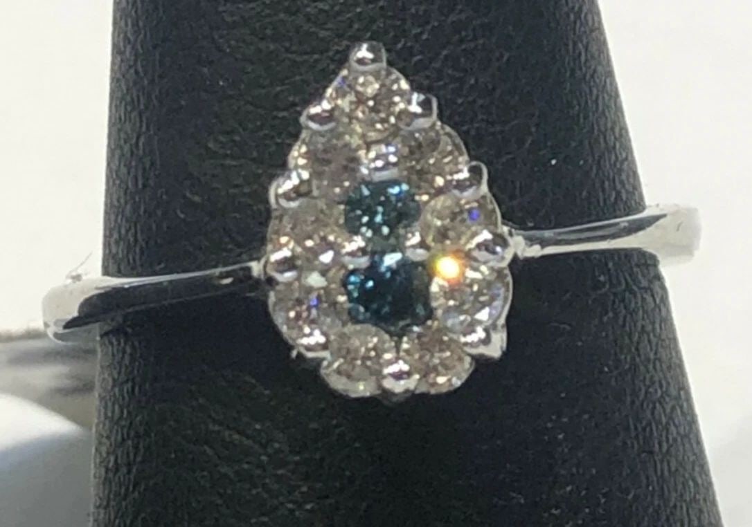 14K WHITE GOLD RING PEAR SHAPED, 0.45CTS BLUE & WHITE DIAMONDS (SIZE 6.75) 3.4G: 14K WHITE GOLD RING WITH BLUE AND WHITE DIAMONDS, PEAR SHAPE (SIZE: 6.75) 14k White Gold Ring with Blue and White Diamonds, pear shape You are bidding on a 14k White Gold Ring with Blue and White Diam