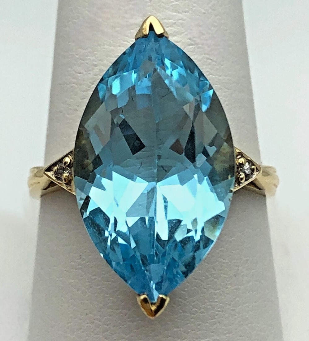 14K GOLD RING WITH SWISS BLUE TOPAZ AND 0.02CTW DIAMONDS (SIZE 10) 5.8 GRAM: 14K GOLD RING WITH SWISS BLUE TOPAZ AND 0.02CTS OF DIAMONDS SIZE: 10 14k Gold Ring with Swiss Blue Topaz and 0.02cts of Diamonds Condition: Used Material: 14k Yellow Gold Ring Size: 10 Weight: 5.8 gra