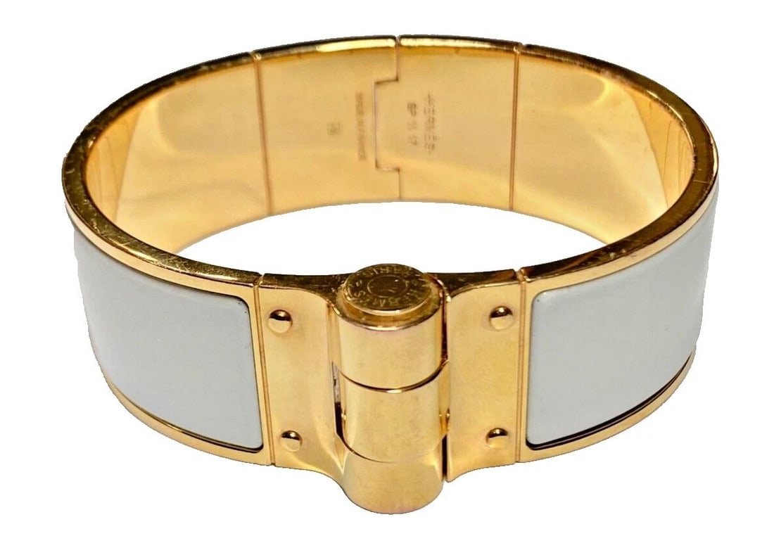 HERMES GOLD PLATED HINGED BRACELET WITH WHITE ENAMEL SP1117 ( 7 INCH ) 78.8G: HERMES Gold Plated Hinged Bracelet with White Enamel SP1117 You are bidding on a pre-owned HERMES Gold Plated Hinged Bracelet with White Enamel. The bracelet has scuffs and scratches from normal wear 