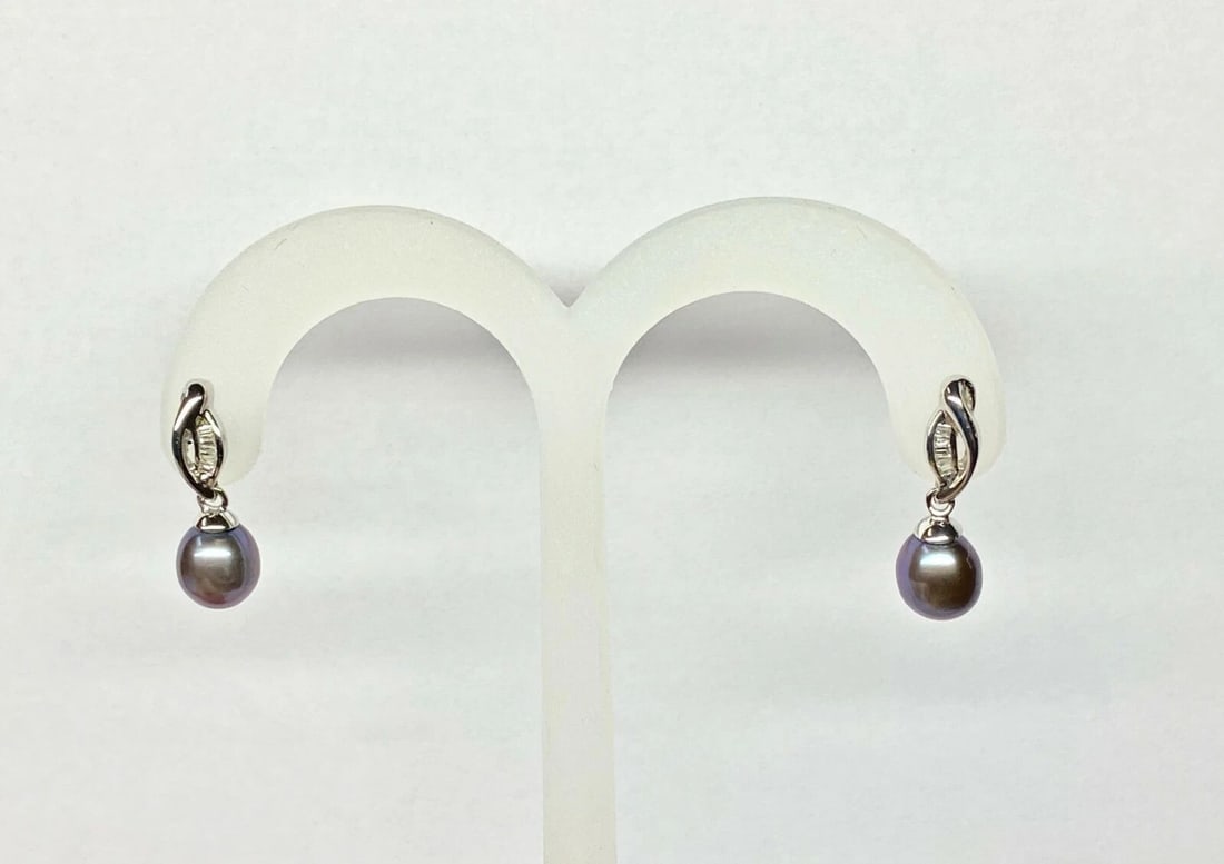 14K WHITE GOLD EARRINGS WITH BLACK TAHITIAN PEARLS, 0.10CTS OF DIAMONDS 3.3G: Women's 14k White Gold Earrings with Black Tahitian Pearls and Diamonds You are bidding on a pre-owned Women's 14k White Gold Earrings with Black Tahitian Pearls and Diamonds. The earrings have minor 