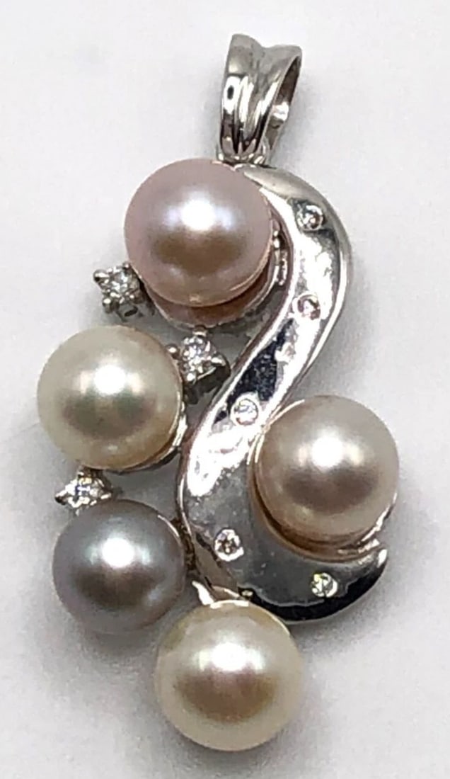 18K WHITE GOLD CURVED PENDANT WITH PEARLS, 0.06CTS OF DIAMONDS ( 4G ): 18K WHITE GOLD CURVED PENDANT SET WITH PEARLS AND 0.06CT OF DIAMONDS 18k White Gold Curved Pendant set with Pearls and 0.06ct of Diamonds You are bidding on a 18k White Gold Curved Pendant set with Pe