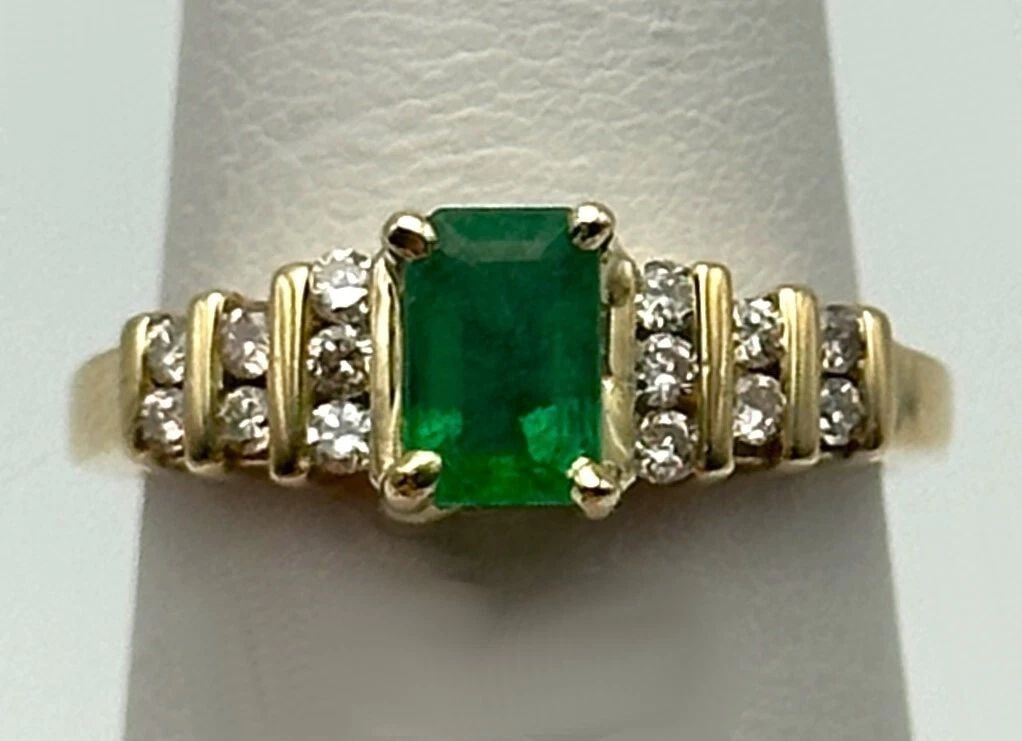 10K GOLD RING WITH NATURAL EMERALD AND 0.21CTW DIAMONDS (SIZE 5.25) 2.6G (1 of 2)