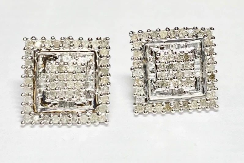 10K WHITE GOLD SQUARE EARRINGS WITH 1.0CTW NATURAL DIAMONDS 4.2 GRAMS: 10K WHITE GOLD SQUARE EARRINGS WITH 1CT DIAMONDS 10k White Gold Square Earrings with 1CT Diamonds You are bidding on a pre-owned 10k White Gold Square Earrings with 1CT Diamonds. The earrings have min