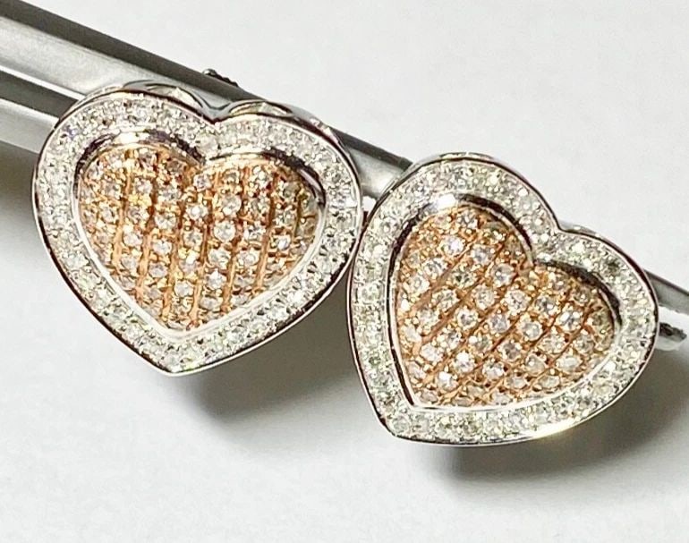 10K GOLD 2 TONE WHITE/ROSE HEART SHAPED EARRINGS WITH 0.80CTW DIAMONDS 3.5 GRAMS: 10k Gold 2 tone white/rose Heart Shaped Earrings with 0.80CTS Diamonds You are bidding on a new with tags 10k Gold 2 tone white/rose Heart Shaped Earrings with 0.80CTS Diamonds. The earrings have mino