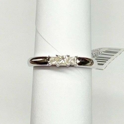 NEW 14K WHITE GOLD RING WITH 0.25CTW PRINCESS CUT DIAMONDS (SIZE: 7) 3.9G (1 of 2)