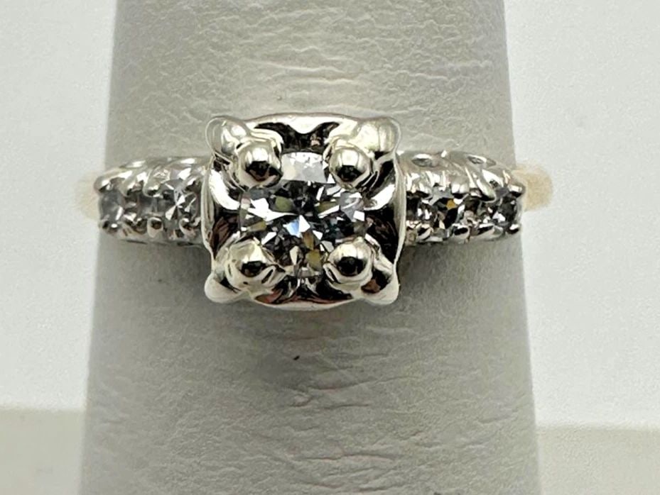 14K TWO TONE YELLOW/WHITE GOLD RING WITH 0.33CTW DIAMONDS (SIZE 6) 2.5 GRAMS: 14K YELLOW GOLD RING WITH DIAMONDS SIZE: 6 14k Yellow Gold Ring with Diamonds You are bidding on a 14k Yellow Gold Ring with Diamonds. The watch is in excellent working condition. There are few minor 