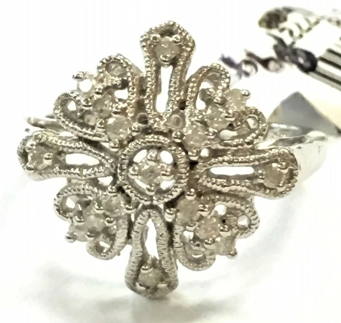 NEW 14K WHITE GOLD CLUSTER STYLE RING WITH 0.25CTW DIAMONDS (SIZE 6.75) 4.2 GRAM: 14K WHITE GOLD RING WITH DIAMONDS (SIZE: 6.75) 14k White Gold Ring with Diamonds You are bidding on a 14k White Gold Ring with Diamonds. The Ring is new with original tag but has some minor marks on i