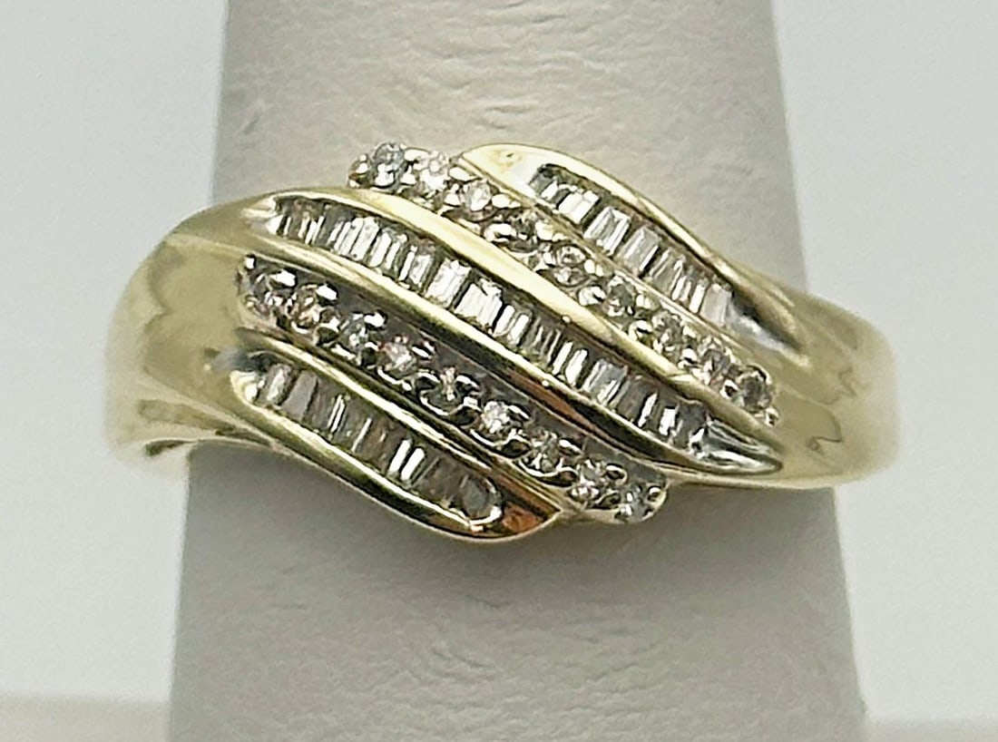 10K GOLD WAVE STYLE RING, 0.50CTS ROUND & BAGUETTE DIAMONDS ( SIZE: 8 ) 3.9G: 10k Gold Wave style Ring with round and baguette Diamonds You are bidding on a 10k Gold Wave style Ring with round and baguette Diamonds. The ring has been fully checked cleaned and inspected by our i