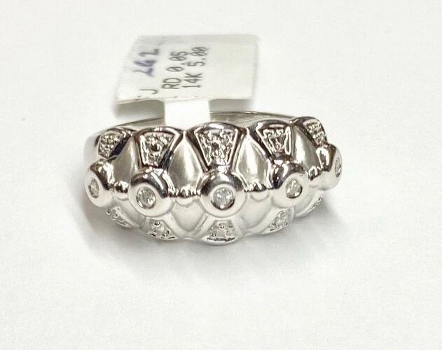 NEW 14K WHITE GOLD RING UNIQUE UPPER DESIGN WITH 0.05CTW DIAMONDS (SIZE 7) 4.4G: WOMEN'S 14K WHITE GOLD RING WITH 0.05CT DIAMONDS (SIZE 7) Women's 14k White Gold Ring with 0.05ct Diamonds (Size 7) You are bidding on a new with defects women''s 14k white gold ring with Diamonds. Th