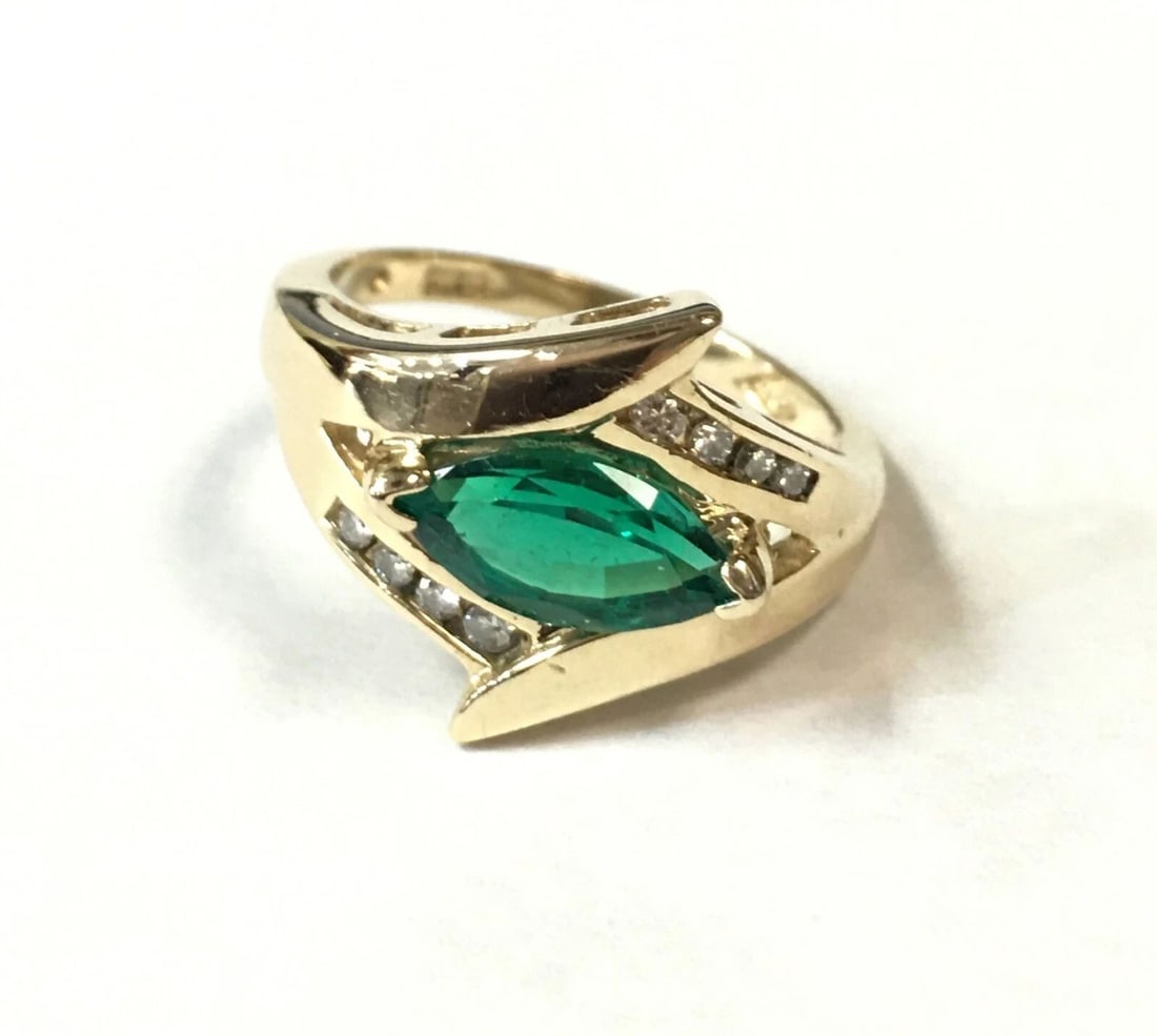 14K YELLOW GOLD RING WITH LAB CREATED EMERALD AND NATURAL DIAMONDS (SIZE 6) 4.6G: 14K YELLOW GOLD RING WITH LAB CREATED EMERALD AND NATURAL DIAMONDS (SIZE: 6) 14k Yellow Gold Ring with lab created Emerald and natural Diamonds You are bidding on a 14k Yellow Gold Ring with lab creat