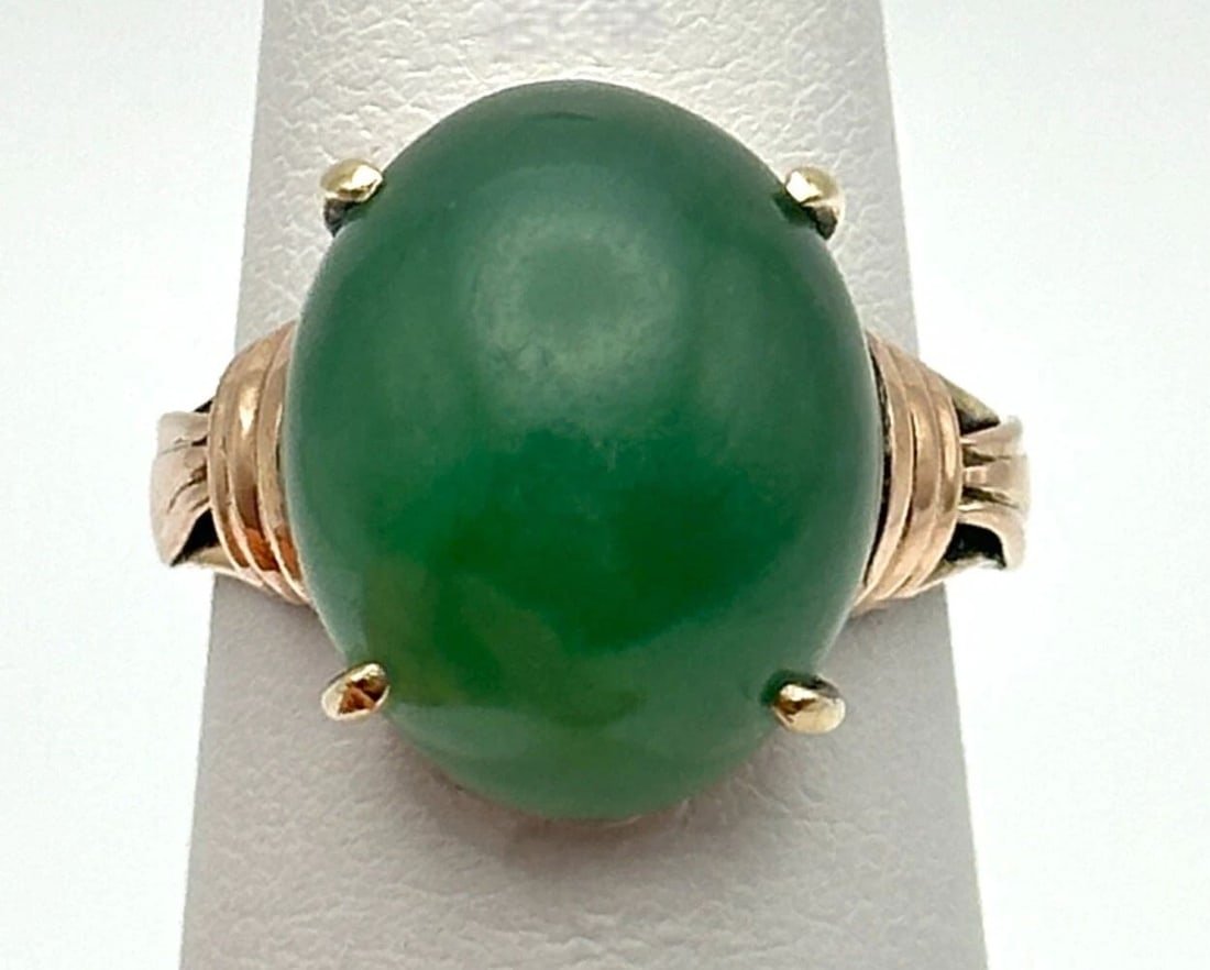 14K GOLD RING SET WITH OVAL CABOCHON CUT NEPHRITE JADE (SIZE 5) 4.6 GRAMS: 14K GOLD RING SET WITH OVAL CABOCHON CUT NEPHRITE JADE SIZE: 5 14k Gold Ring set with oval cabochon cut Nephrite Jade Condition: Used Material: 14k Yellow Gold Ring Size: 5 Weight: 4.6 grams Top Width