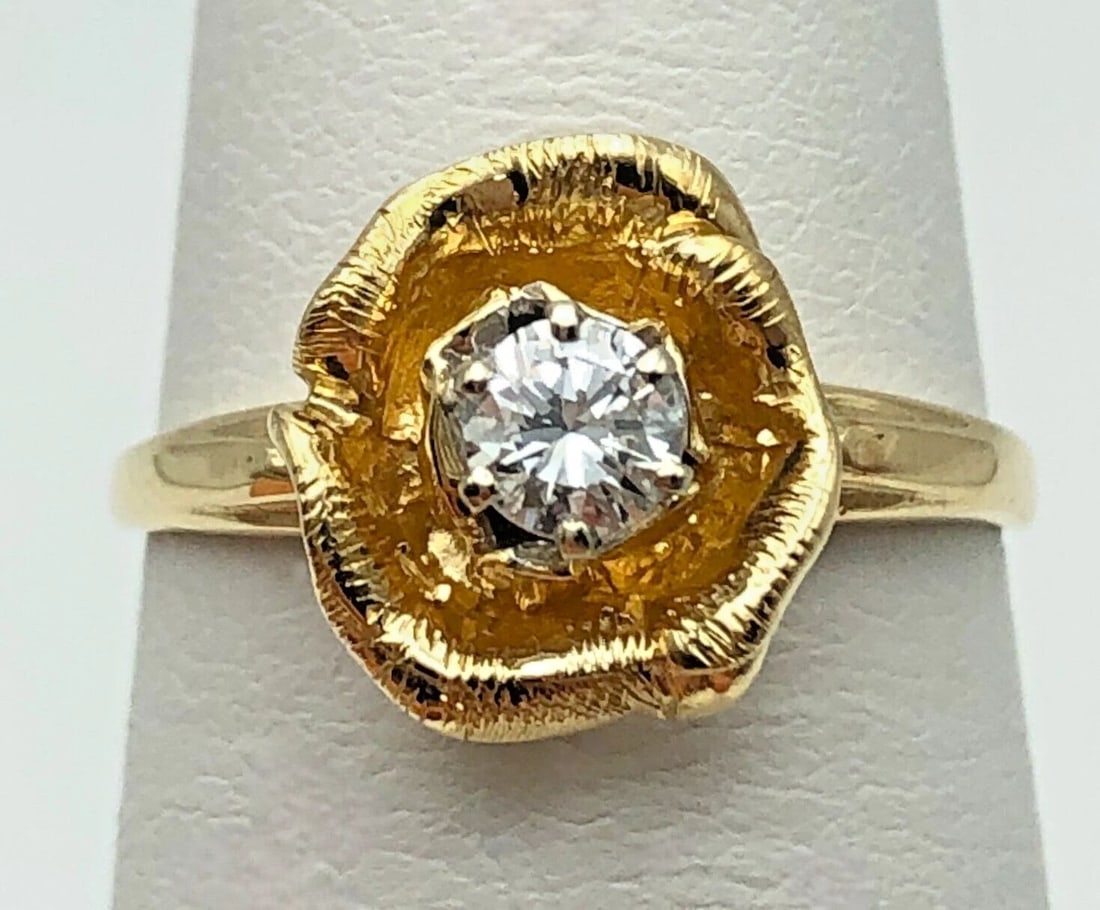 14K YELLOW GOLD, FLOWER ROSE RING WITH 0.20CT VS1 NATURAL DIAMOND (SIZE 6) 2.6G: 14K YELLOW GOLD, FLOWER ROSE RING WITH 0.20CT DIAMOND SIZE: 6 14k Yellow Gold Flower Rose Ring with 0.20ct center Diamond Condition: Used Material: 14k Yellow Gold Ring Size: 6 Weight: 2.6 grams Top W