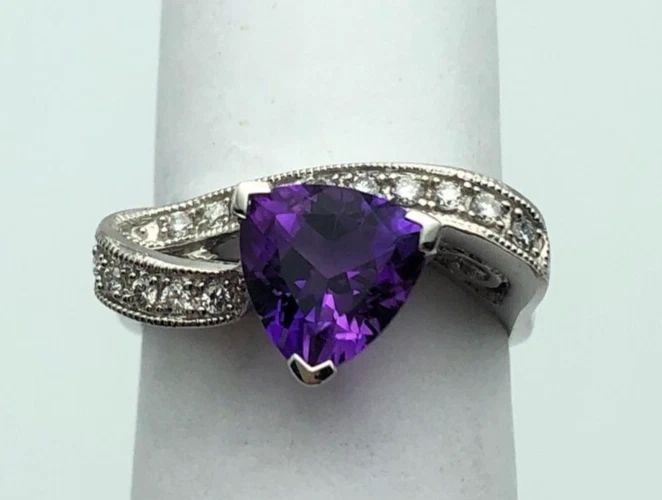 14K WHITE GOLD RIBBON RING WITH AMETHYST AND 0.16CTW DIAMONDS (SIZE 7) 3.7G (1 of 2)