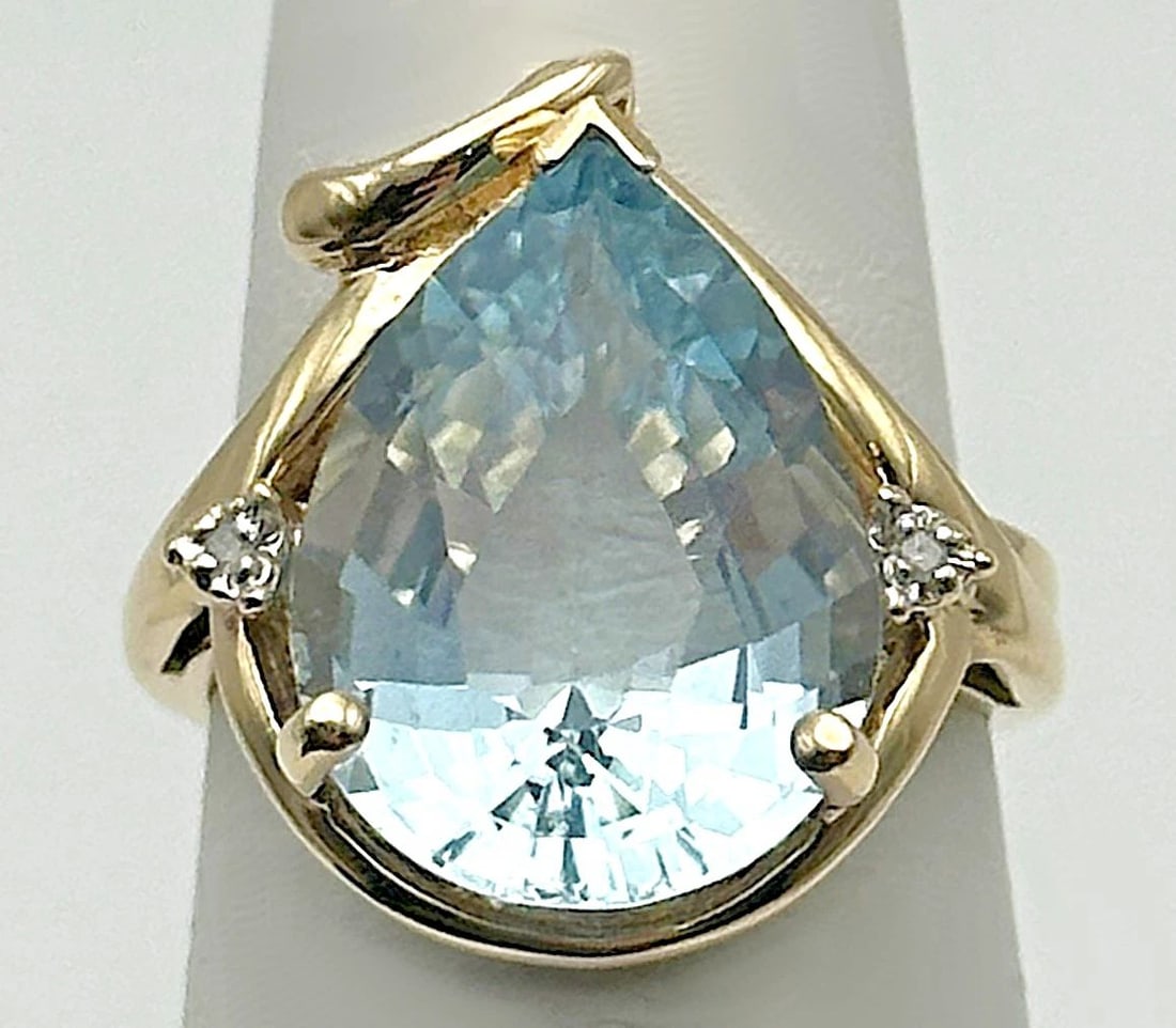 10K GOLD PEAR SHAPED RING, BLUE TOPAZ, 0.02CTW DIAMONDS (SIZE 6.25) 5.3G: 10K GOLD PEAR SHAPED RING WITH BLUE TOPAZ AND 0.02CTS OF DIAMONDS SIZE: 6.25 10k Gold Pear shaped Ring with Blue Topaz and 0.02cts of Diamonds Condition: Used, has been fully checked, cleaned, and pol