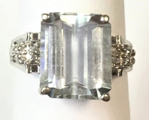 10K WHITE GOLD RING WITH AQUAMARINE AND DIAMONDS (SIZE 8) 4.3 GRAM: 10K WHITE GOLD RING WITH AQUAMARINE AND DIAMONDS (SIZE: 8) 10k White Gold Ring with Aquamarine and Diamonds You are bidding on a 10k White Gold Ring with Aquamarine and Diamonds. The ring has been ful