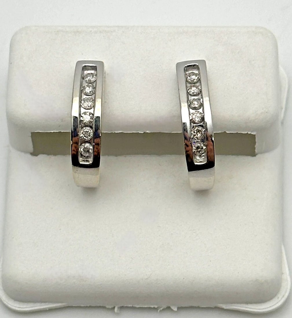 14K WHITE HALF HOOP STYLE EARRINGS WITH 0.25CTW DIAMONDS 3.2 GRAMS: 14K WHITE HALF HOOP STYLE EARRINGS WITH 0.25CTS OF DIAMONDS 3.2 GRAMS 14k White Gold Half hoop Earrings with 0.25cts of Diamonds 3.2 grams Condition: Used Material: 14k White gold Weight: 3.2 grams Ea
