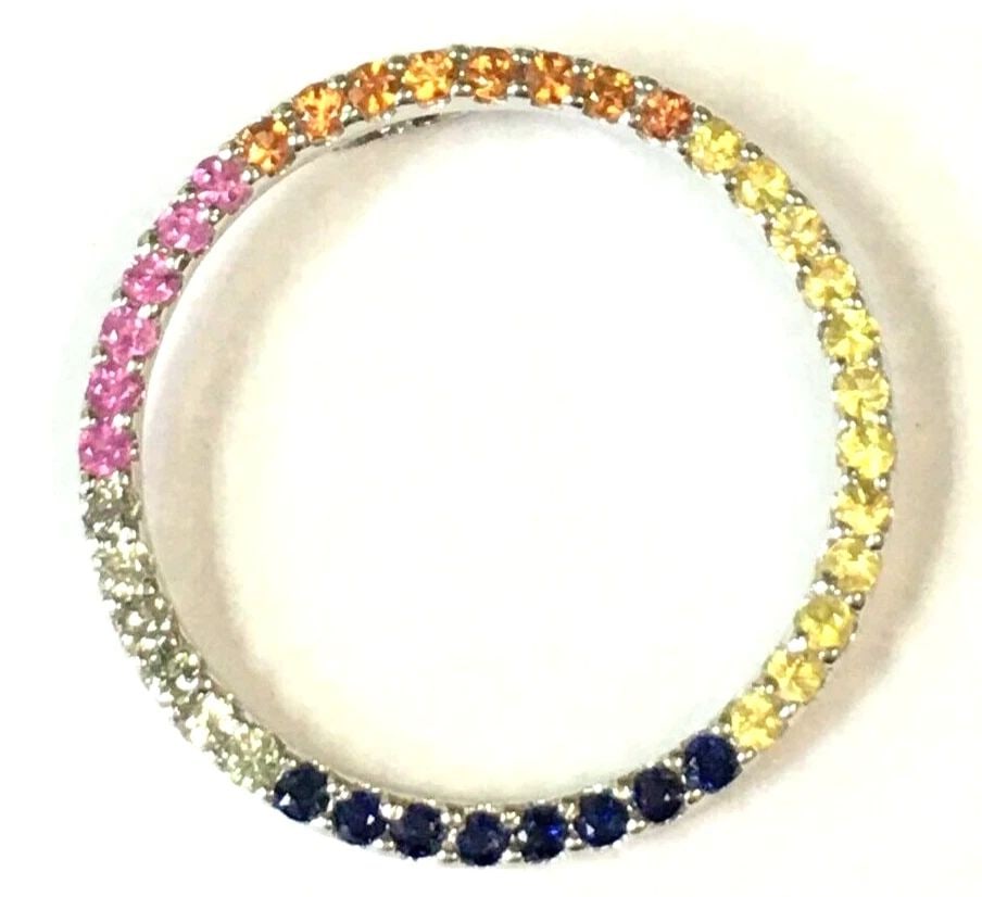 14K WHITE GOLD ROUND HOOP STYLE PENDANT WITH MULTI COLORED SAPPHIRES 2.4G: 14K WHITE GOLD ROUND HOOP STYLE PENDANT WITH MULTI COLORED SAPPHIRES 14k White Gold Round Hoop Style Pendant with Multi Colored Sapphires You are bidding on a 14k White Gold Round Hoop Style Pendant w