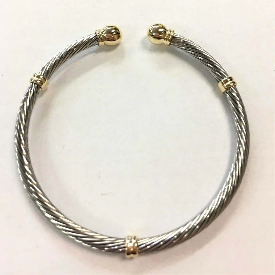 18K YELLOW GOLD AND STAINLESS STEEL BANGLE 6.5 INCH 10.3G ( WIRE STYLE ): 18K YELLOW GOLD AND STAINLESS STEEL BANGLE (WIRE STYLE) 18k Yellow Gold and Stainless Steel Bangle (Wire Style) You are bidding on a 18k Yellow Gold and Stainless Steel Bangle (Wire Style). The bangle