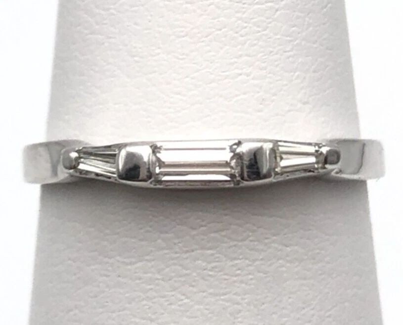 14K WHITE GOLD RING WITH 3 BAGUETTE VS1 DIAMONDS 0.25CTW (SIZE: 7) 1.8 GRAMS (1 of 2)