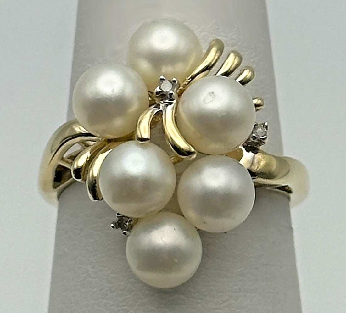 10K GOLD, 6 CULTURED PEARLS AND 0.02CTS DIAMOND RING (SIZE 7.25) 4 GRAMS: 10K GOLD, CULTURED PEARL AND 0.02CTS DIAMOND RING SIZE: 7.25 4G 10k Gold, Cultured Pearl and 0.02cts Diamond Ring Condition: Used, has been fully cleaned and inspected by our in house Jewelers Materia