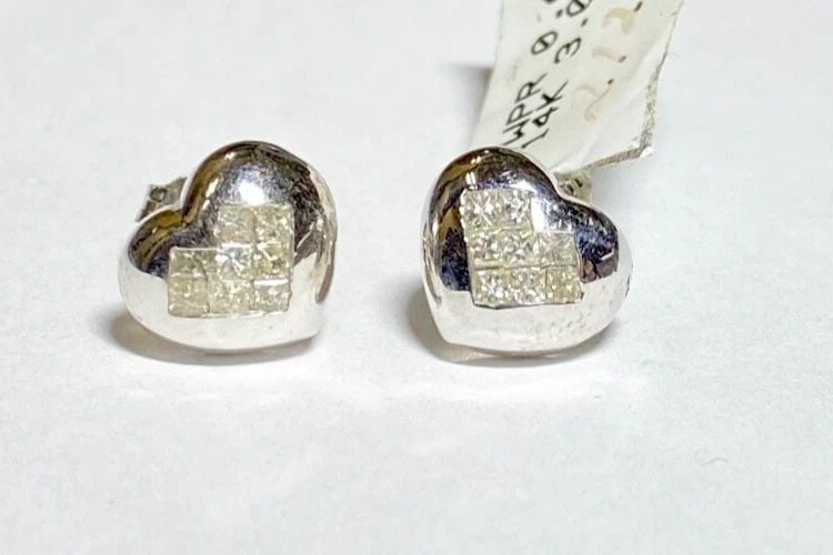 NEW 14K WHITE GOLD HEART EARRINGS 0.40CTW PRINCESS CUT NATURAL DIAMONDS 2 GRAMS: 14K WHITE GOLD HEART EARRINGS WITH 0.40CTS DIAMONDS 14K White Gold Heart Earrings with 0.40CTS Diamonds You are bidding on a new with tags 14K White Gold Heart Earrings with 0.40CTS Diamonds. The earr