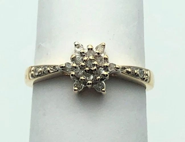 10K GOLD RING WITH STAR SHAPED HEAD AND 0.25CTS OF DIAMONDS ( SIZE: 7 ) 2.4G (1 of 2)