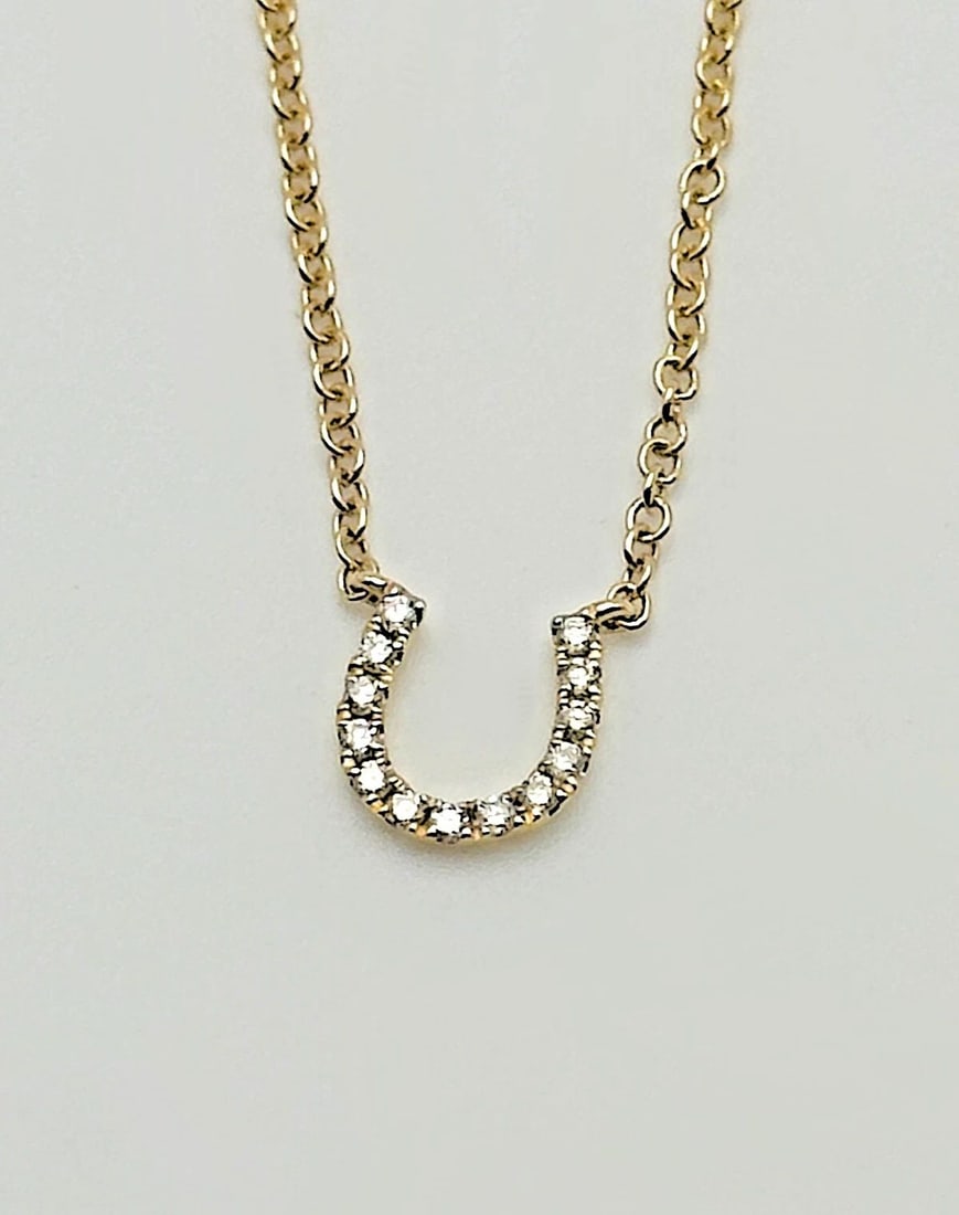 14K GOLD NECKLACE, HORSESHOE PENDANT WITH 0.08CTS OF DIAMONDS ( 18 INCH ) 2G: 14K GOLD 18" NECKLACE, HORSESHOE CENTER PIECE SET WITH 0.08CTS OF DIAMONDS 2G 14k Gold 18" Necklace, Horseshoe center piece set with 0.08cts of Diamonds Condition: New without Tags Material: 14k Yello