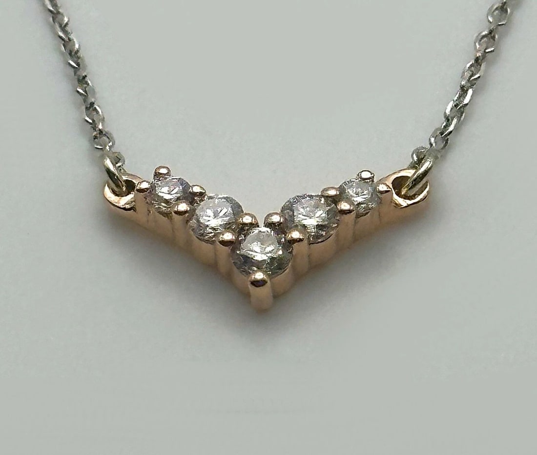 14K WHITE GOLD NECKLACE, ROSE GOLD PENDANT, 0.25CTS DIAMONDS ( 15.5 INCH ) 2G: 14K WHITE GOLD NECKLACE WITH ROSE GOLD PENDANT SET WITH 0.25CTS OF DIAMONDS 14k White Gold Necklace with Rose Gold Pendant set with 0.25cts of Diamonds Condition: Used, has been cleaned Material: 14k 