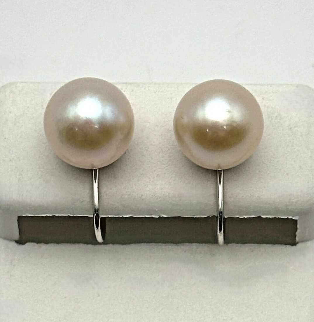 14K WHITE GOLD VINTAGE EARRINGS WITH 8.8MM WHITE AKOYA PEARLS 3.3 GRAMS: 14K WHITE GOLD VINTAGE, CLIP ON / SCREW BACK EARRINGS WITH WHITE AKOYA PEARLS 14k White Gold Vintage, Clip On / Screw Back Earrings with White Akoya cultured Pearls Condition: Used Material: 14k White