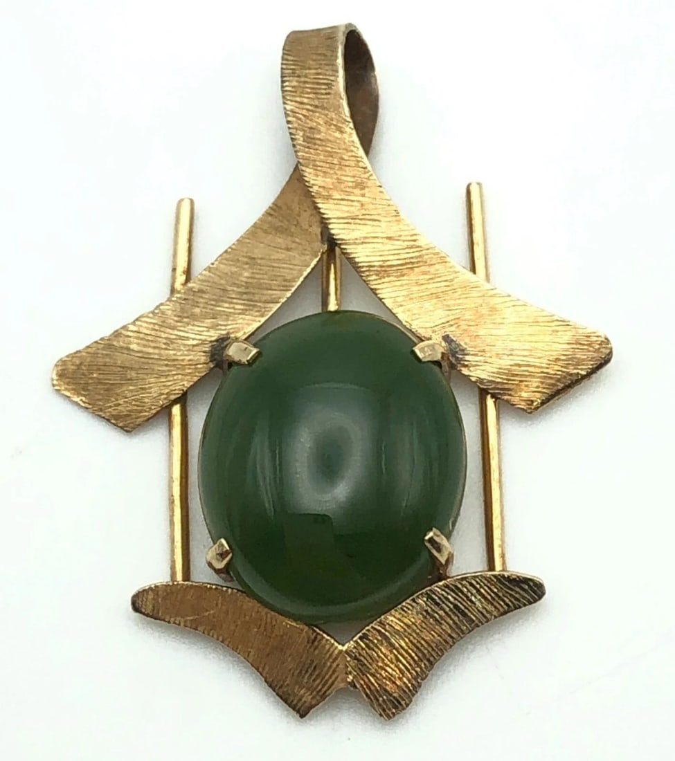 14K GOLD PENDANT WITH OVAL CABOCHON NEPHRITE JADE 2 GRAMS: 14K GOLD PENDANT WITH OVAL CABOCHON NEPHRITE JADE 2 GRAMS 14k Gold Pendant with oval cabochon Nephrite Jade Condition: Used Material: 14k Yellow Gold with a brushed finish Pendant Size: 27mm x 21.5mm 
