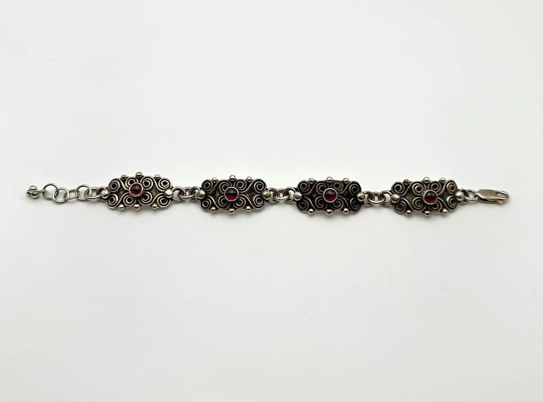 JO STAFINBIL 925 STERLING SILVER LINK BRACELET WITH RHODOLITE 7.5 INCH 27.5G: JO STAFINBIL 925 STERLING SILVER LINKED BRACELET WITH RHODOLITE 7.5" 27.5G Jo Stafinbil 925 Sterling Silver Linked Bracelet with Rhodolite Condition: Used Material: 925 Sterling Silver Weight: 27.5 gr