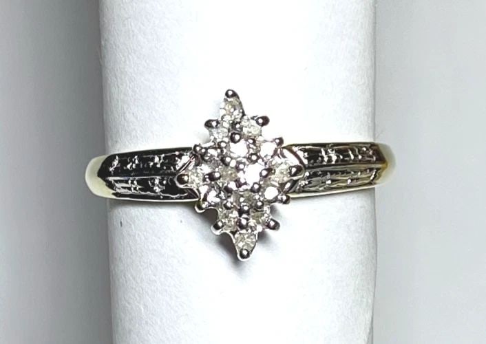 10K YELLOW GOLD RING WITH 0.12CT CLUSTER DIAMONDS (SIZE 6.75) 2G (1 of 2)